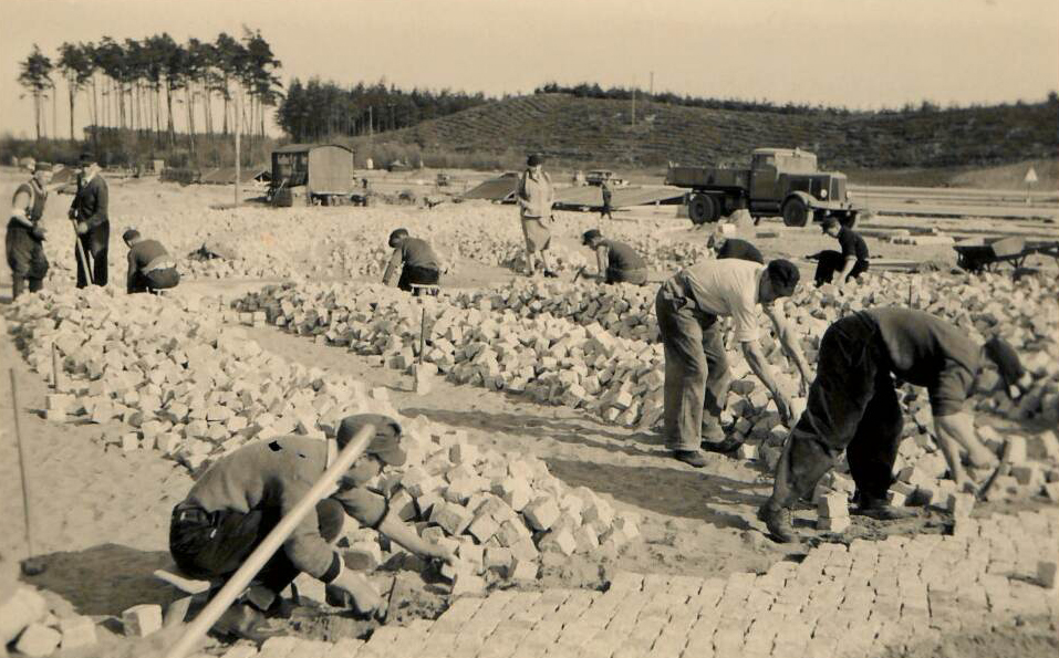 Autobahn-Raststätte Garbsen Nordseite, Herstellung von 1300m² Granit-Kleinpflaster, 1953